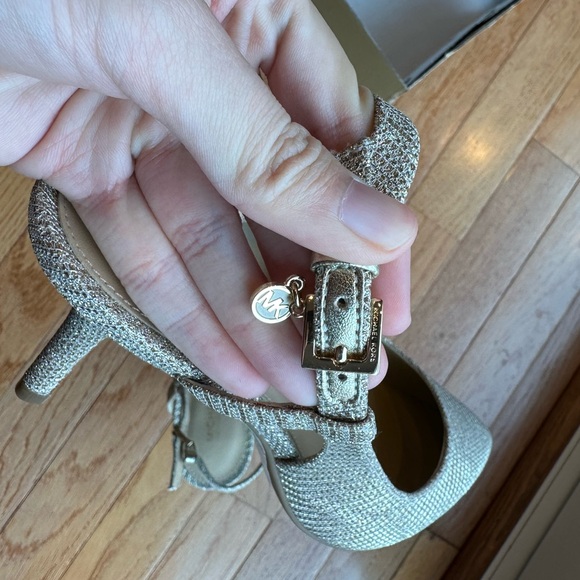 New in box - Michael Kors Gold Kiko Flex Heels Size 7.5 - Picture 6 of 11